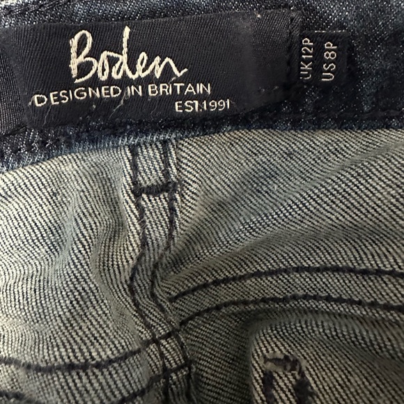 Boden Cavendish Girlfriend Jeans with Red Embroidered Flowers 🌺 Sz: 8P - Picture 10 of 11